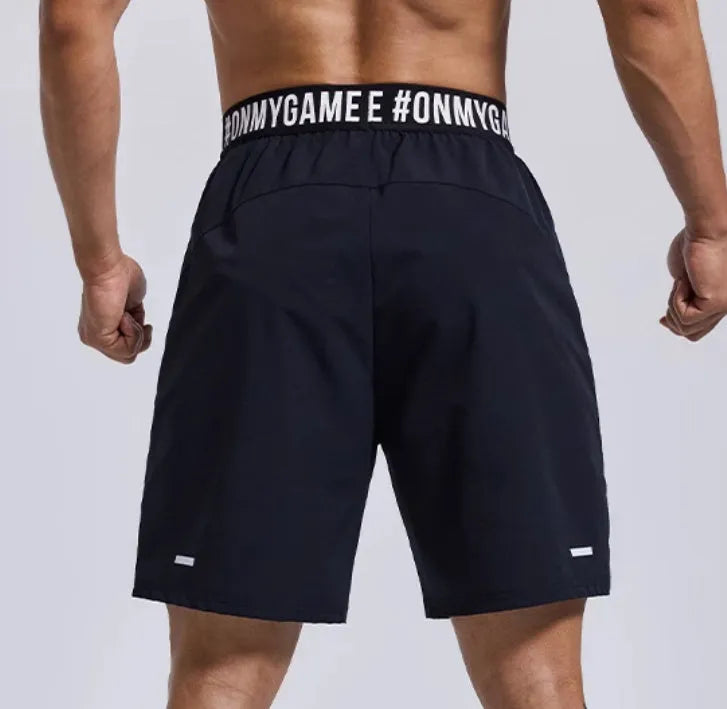 Men's loose-fitting cropped sports shorts in breathable fabric with elastic waist