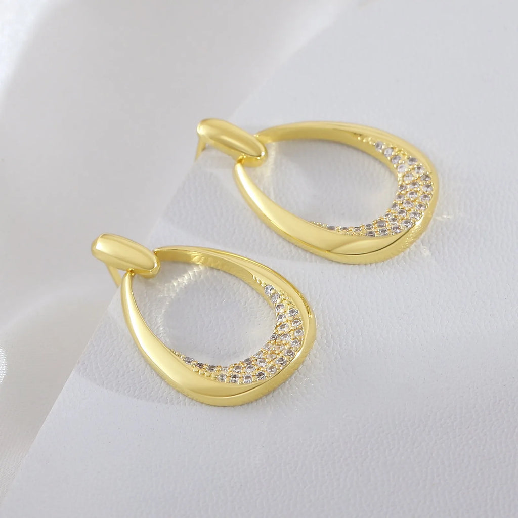 Yellow gold geometric drop-shaped women's earrings with round and oval elements measuring 2.6cm
