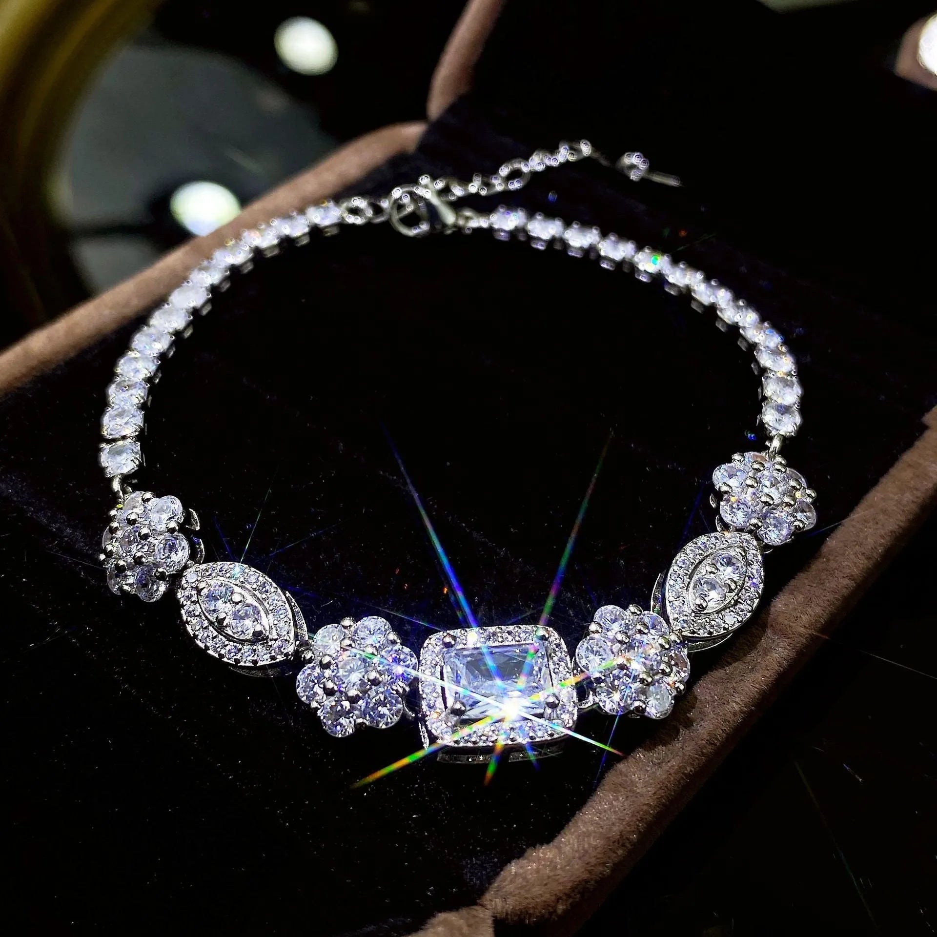 Women's S925 sterling silver-plated bracelet with zircon stones in geometry design
