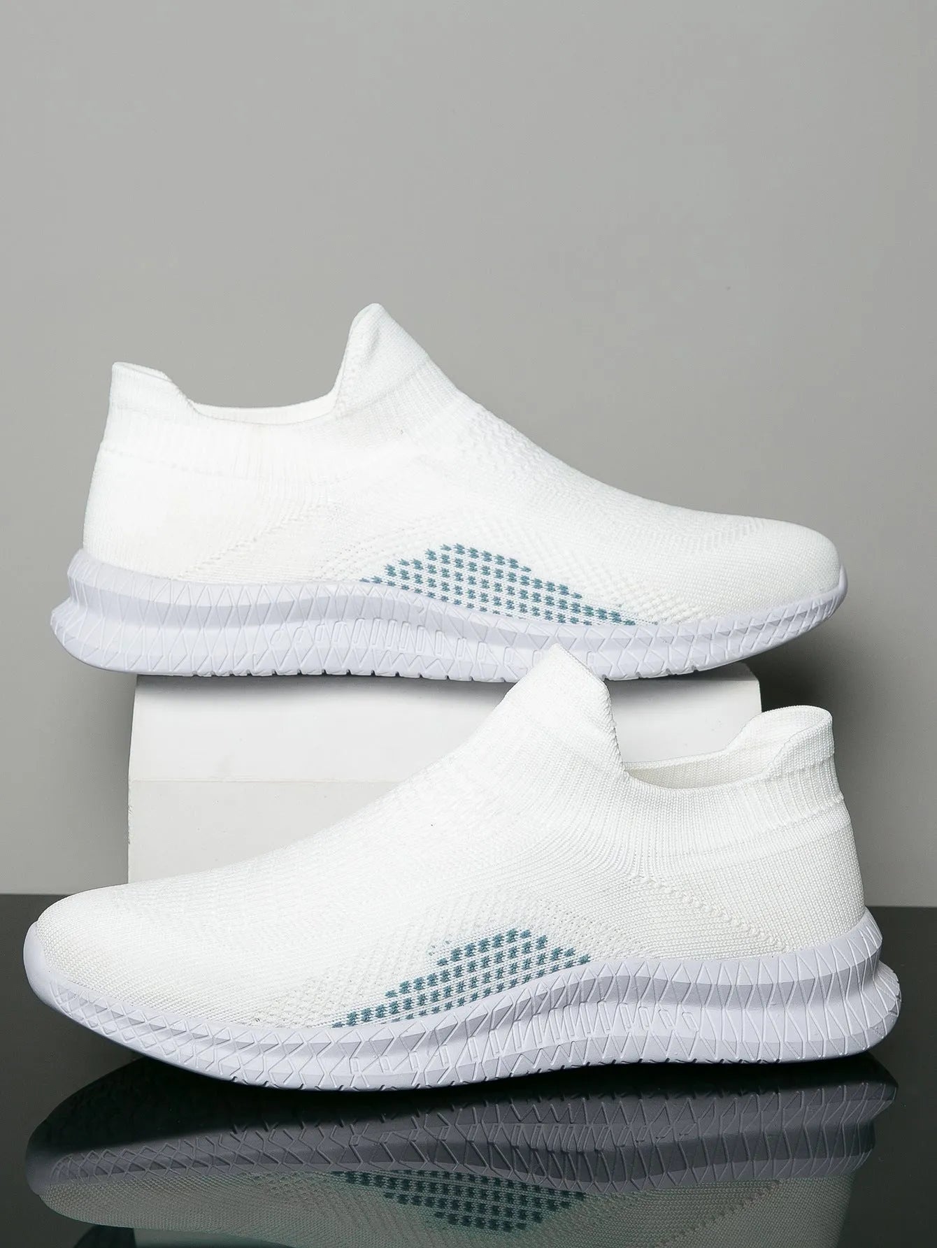 Popcorn flyknit casual sneaker in solid colour with low top, flat heel, and round toe design.