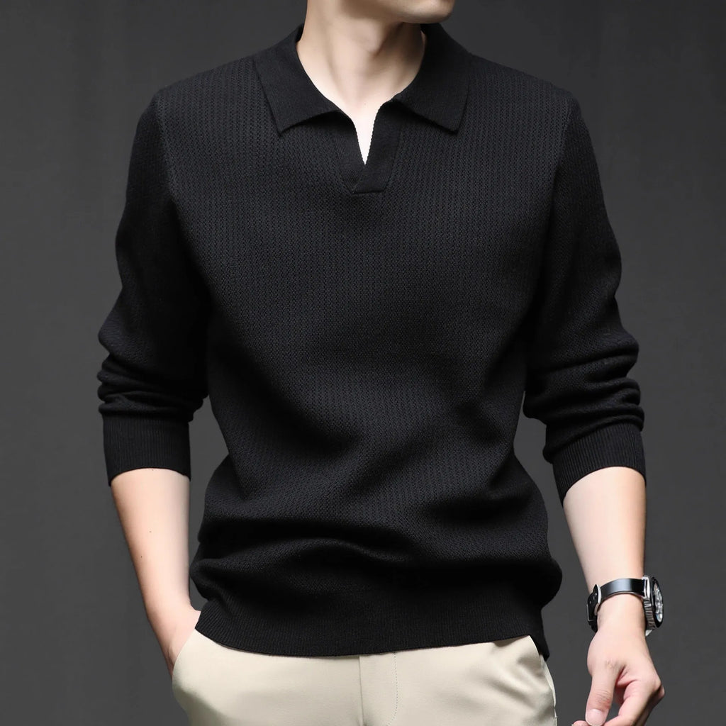 Man wearing a loose-fit camel coloured pullover sweater, casual autumn style