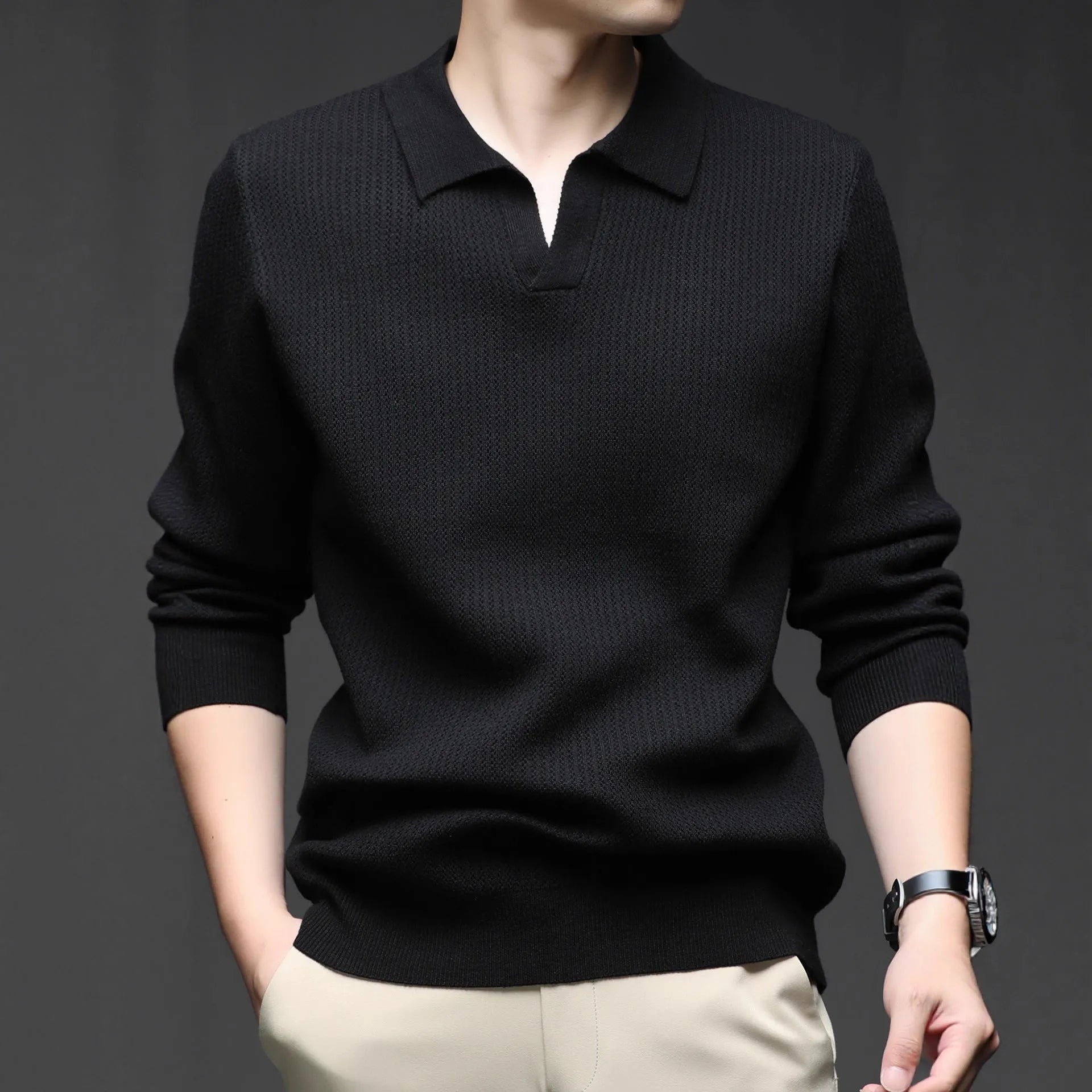 Man wearing a loose-fit camel coloured pullover sweater, casual autumn style