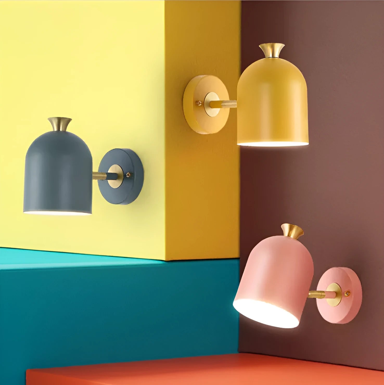 Single-head wall lamp with mirror front in aluminium construction, available in four colours