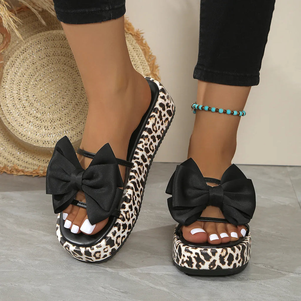 Leopard print thick sole women's beach slippers in black and white with round toe.