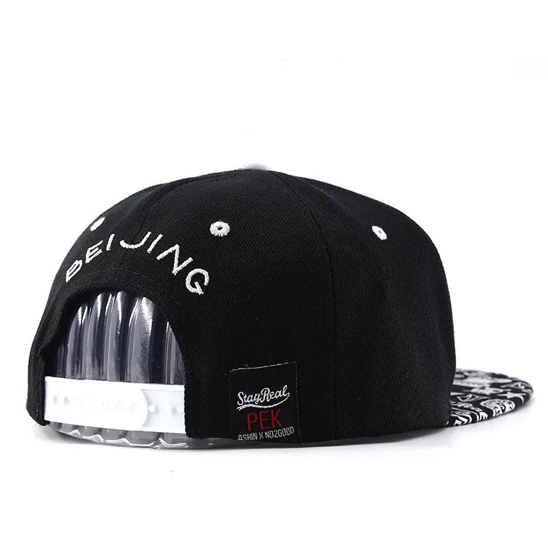 Adjustable cotton baseball hat with letter embroidery in black or white colours