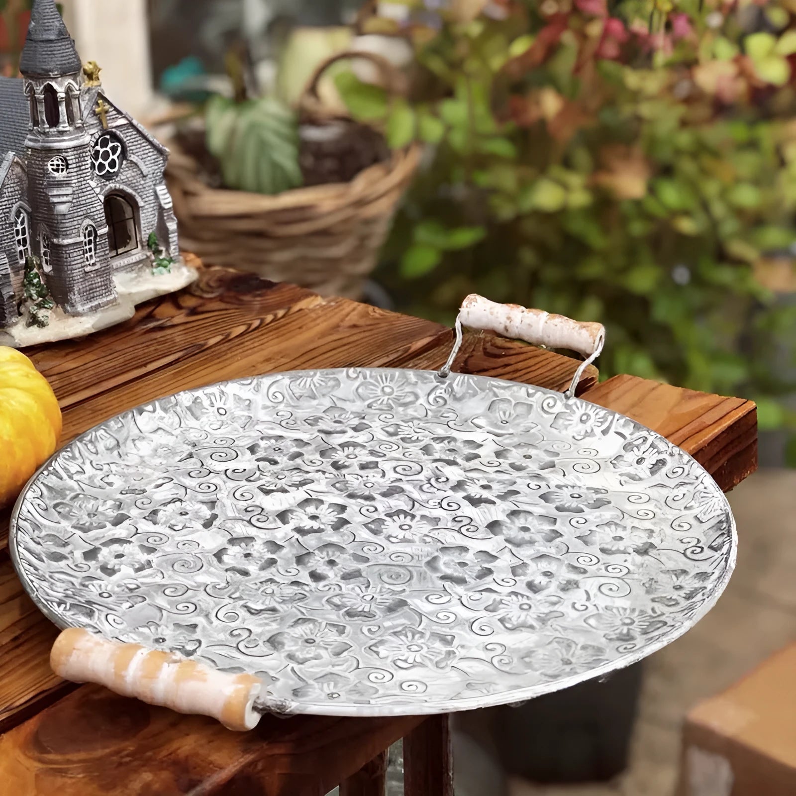 Round wrought iron storage tray set showing large and small sizes in European style