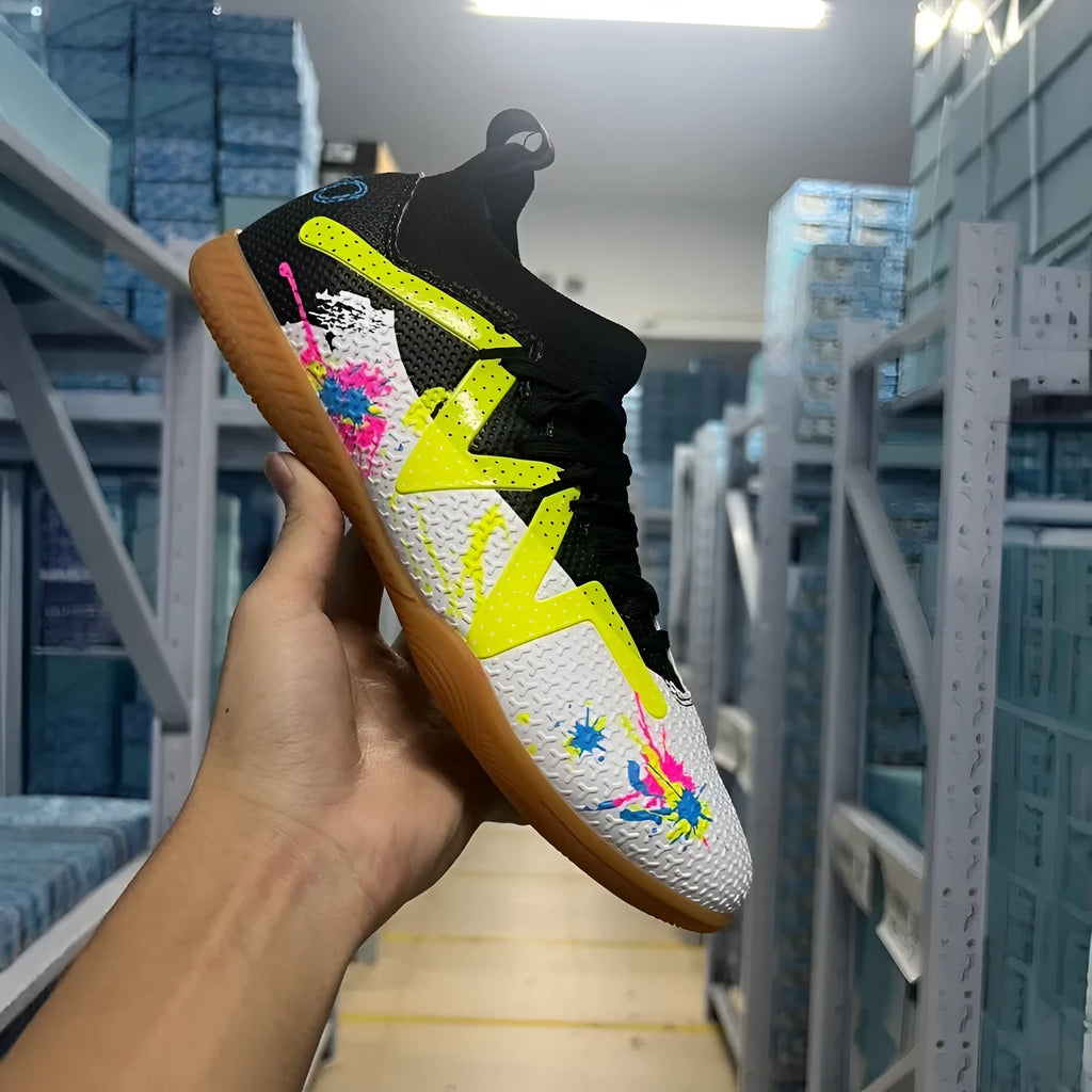 Adult football boots with replaceable screw-in studs and rubber anti-slip outsole in low-top design