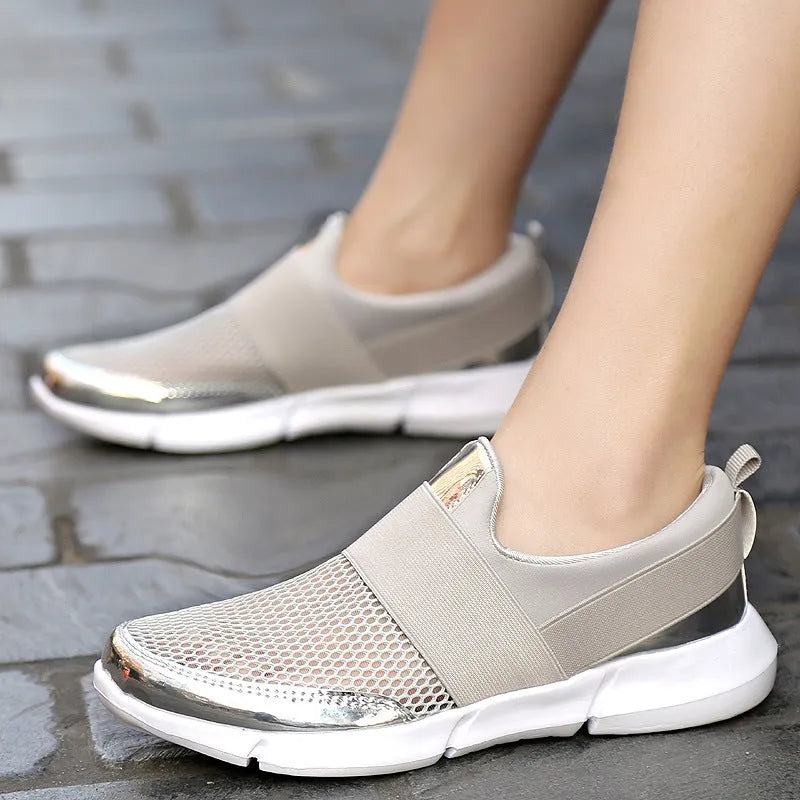Women's low-top casual sneakers in a colour-block design with a breathable mesh interior.
