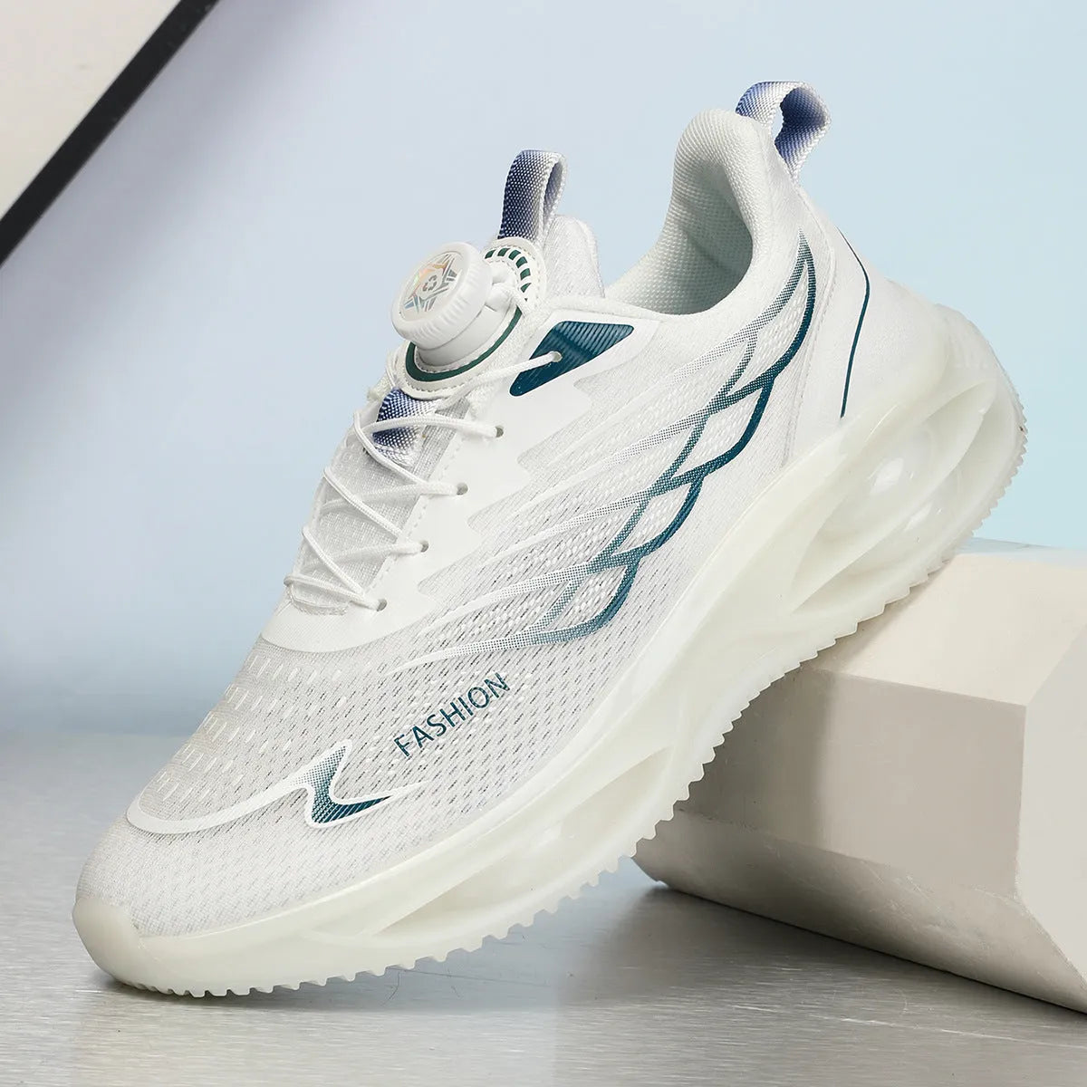 Casual running shoes with breathable mesh upper and rubber sole in three colour options