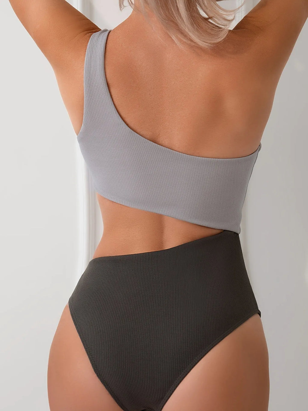 Women's one-shoulder one-piece swimsuit in solid colour polyester fabric