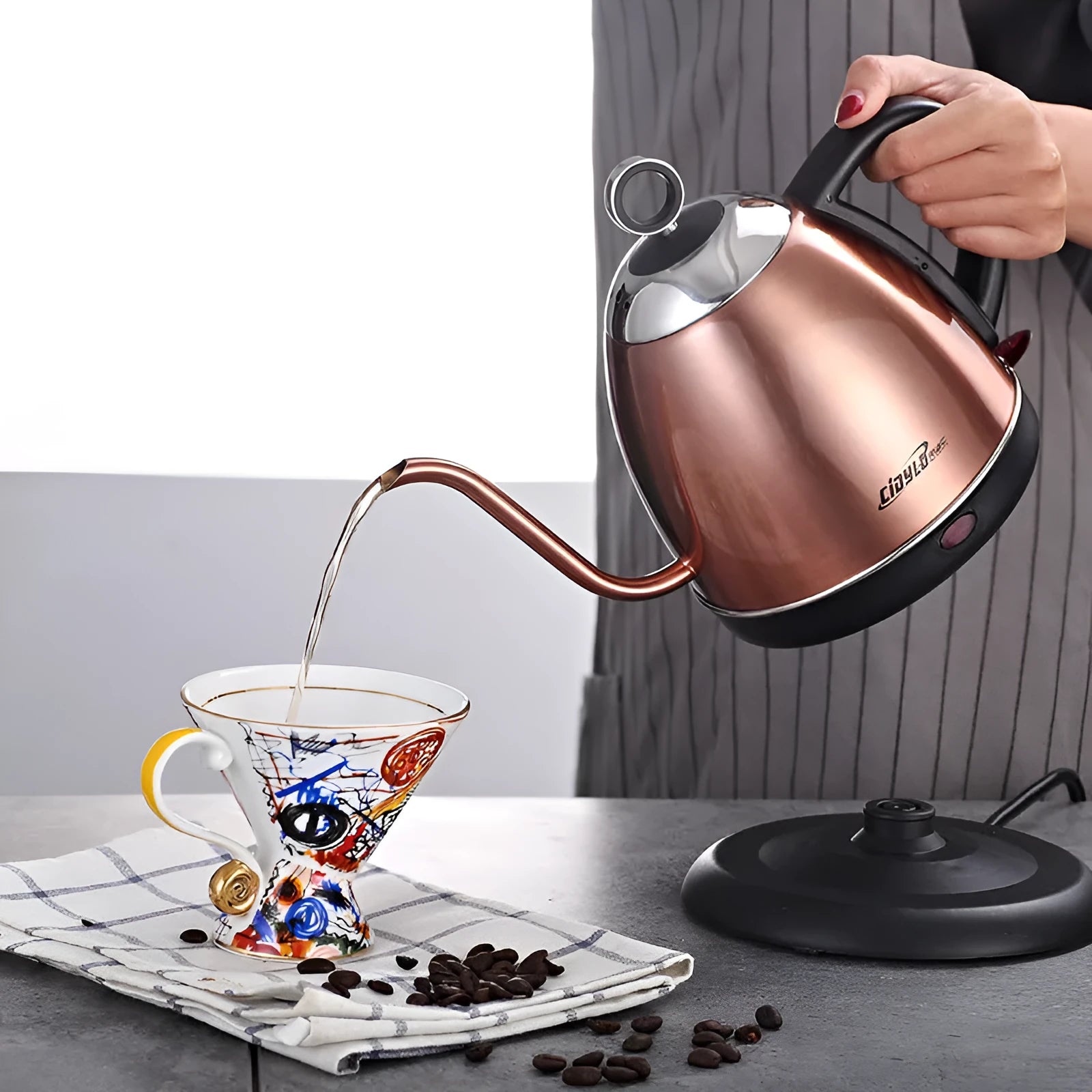 Full-automatic stainless steel kettle in gold colour with touch controls and 1 litre capacity.