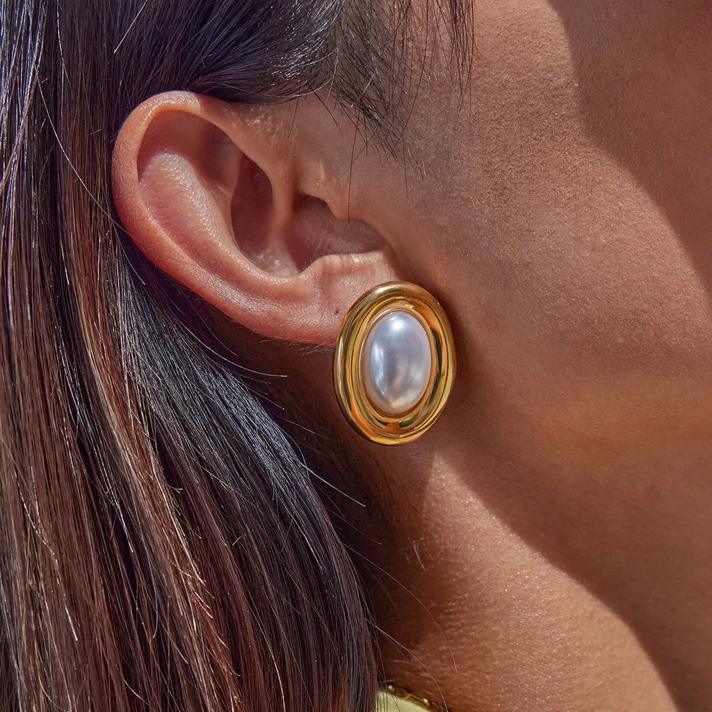 A pair of stainless steel vintage pearl stud earrings with an electroplated finish in colour JDE0305051.