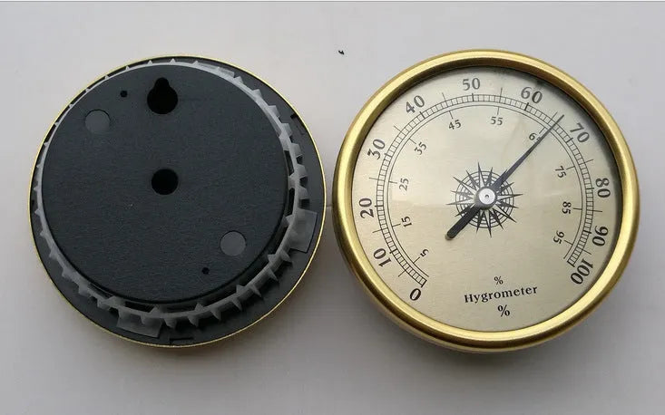 Analogue thermometer and hygrometer with aluminium outer ring and dial