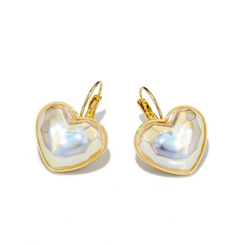Gold-coloured women's alloy ear clip with natural style and metal decorative details.