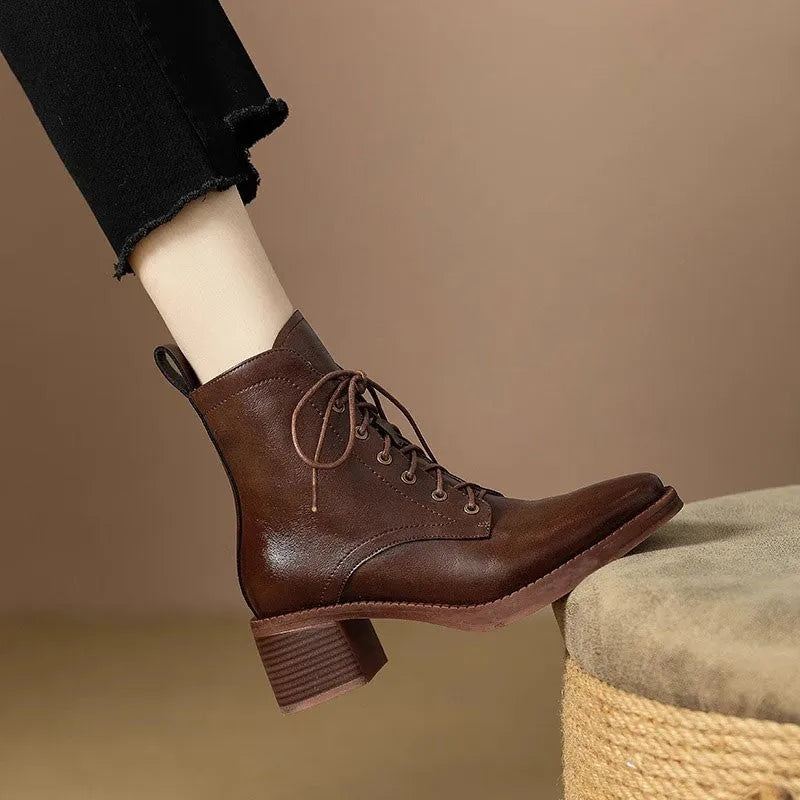 Black women's pointed-toe ankle boots with a PU upper and a 5.5cm heel on a plain background.