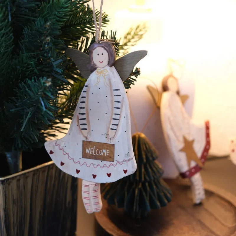 Hand-painted wooden door pendant with carved love heart design in American country style.