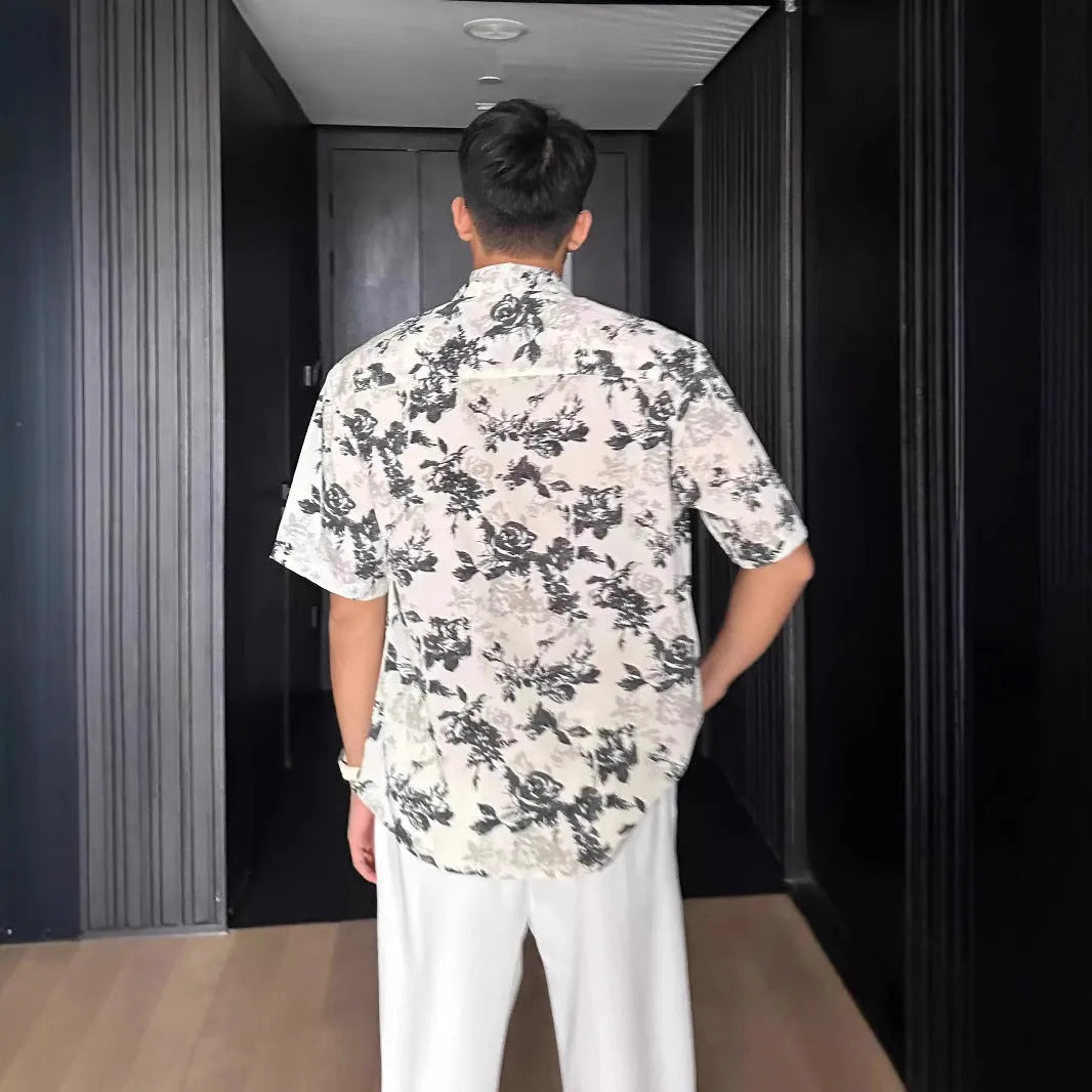 Loose casual printed shirt with short sleeves and floral pattern in white or black options
