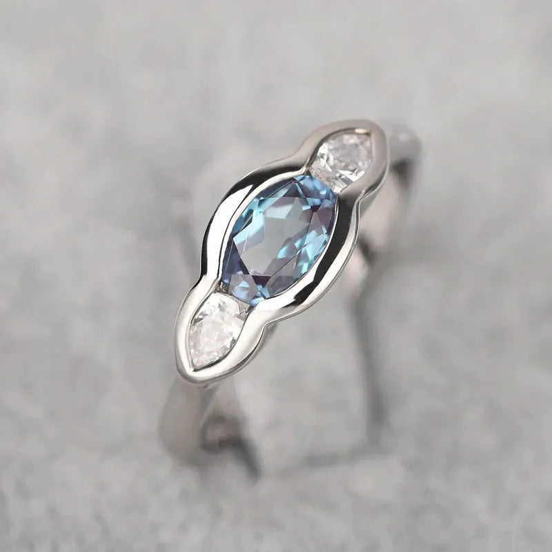 Women's geometric ellipse ring with inlaid zircon stone in white gold colour