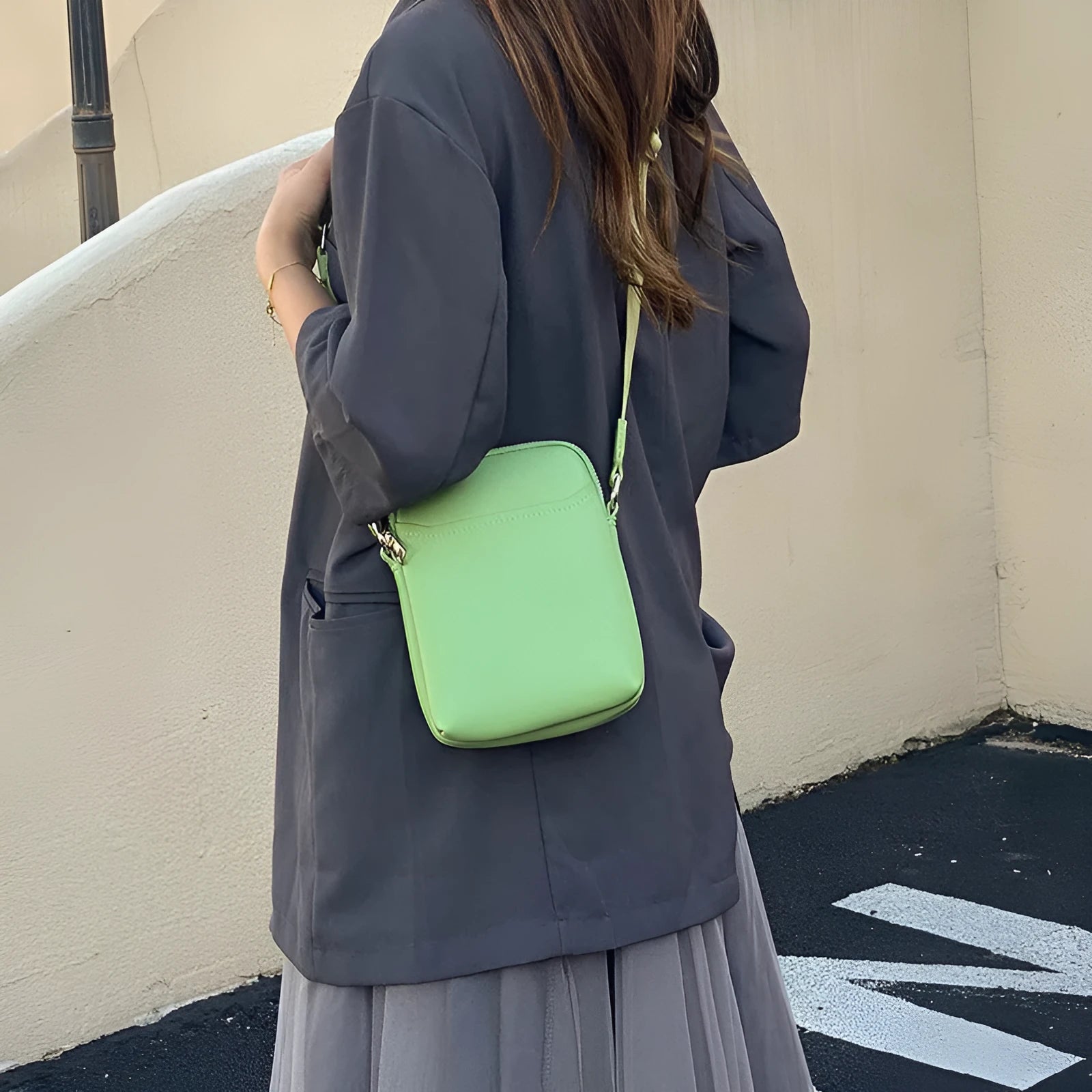 Small solid colour crossbody shoulder bag for women, shown in beige.