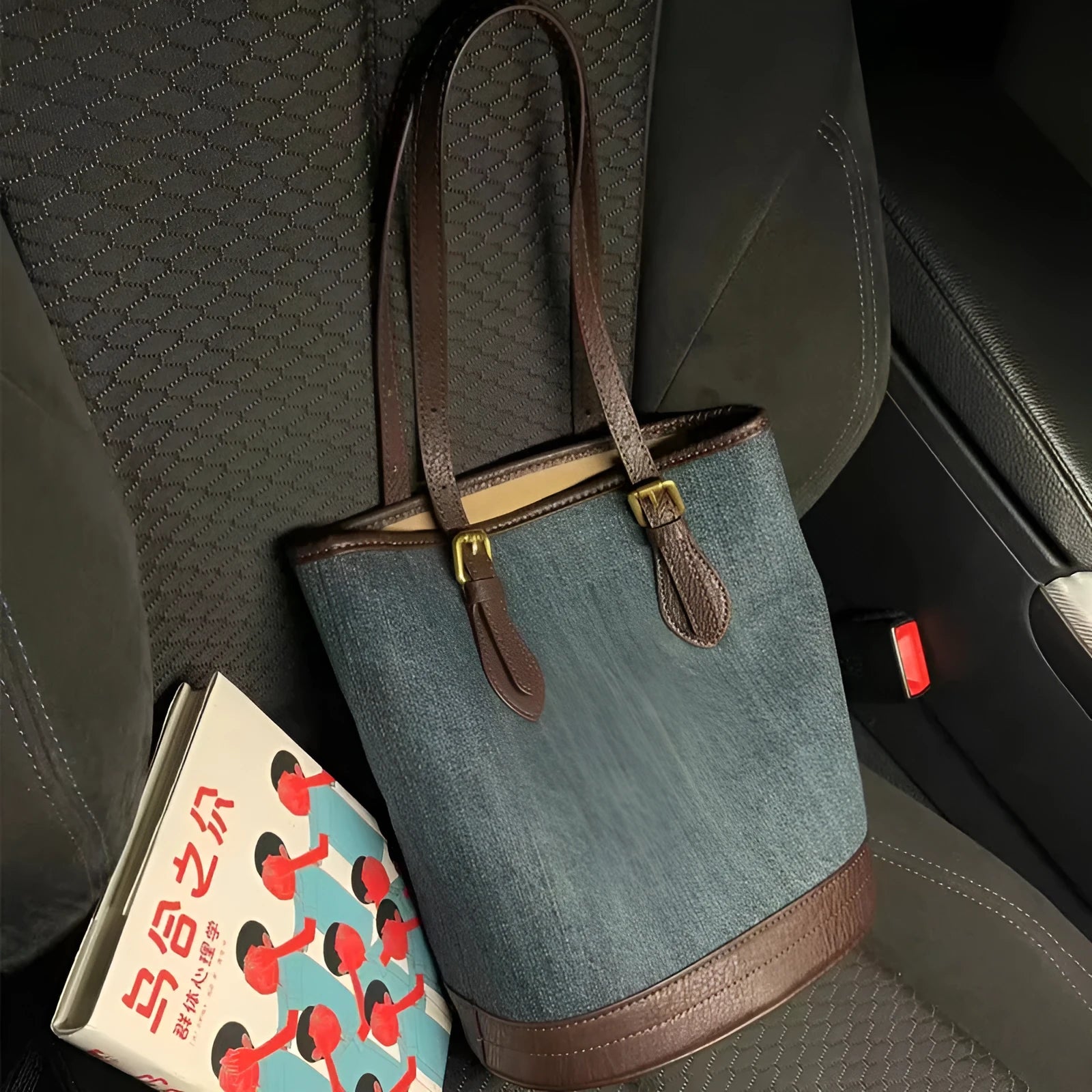 Denim patchwork bucket handbag with one-shoulder strap showing 23x27x16cm dimensions