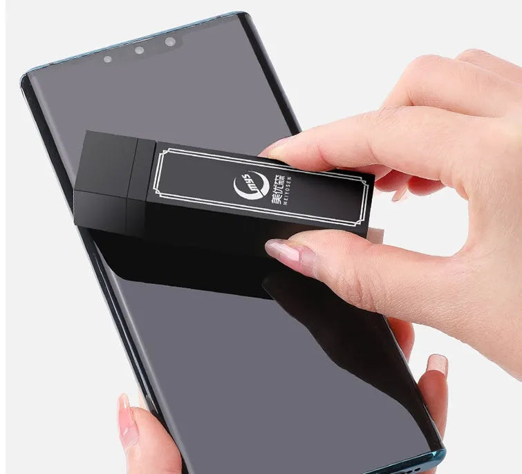 Black portable case containing 40 disposable mobile phone screen cleaner wipes.