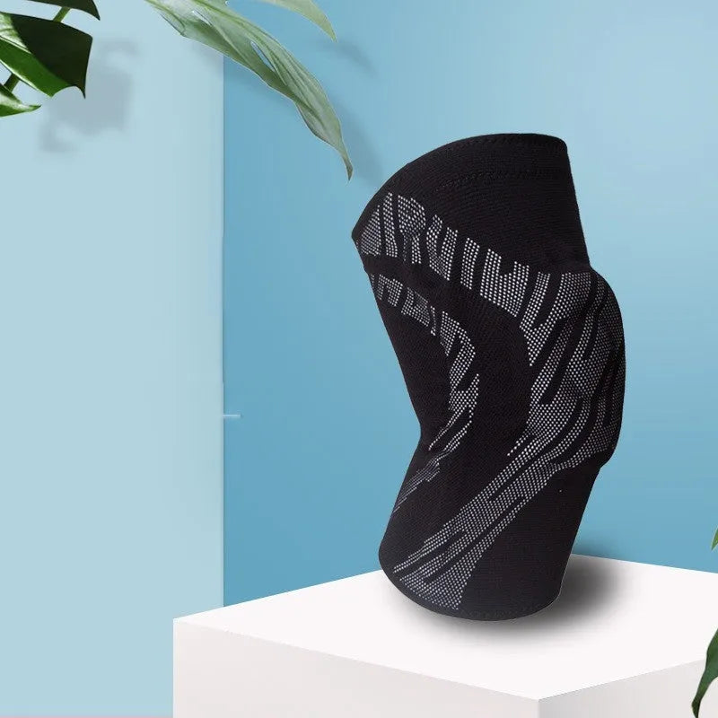 Men's black and blue pressurised basketball knee pads made of nylon.