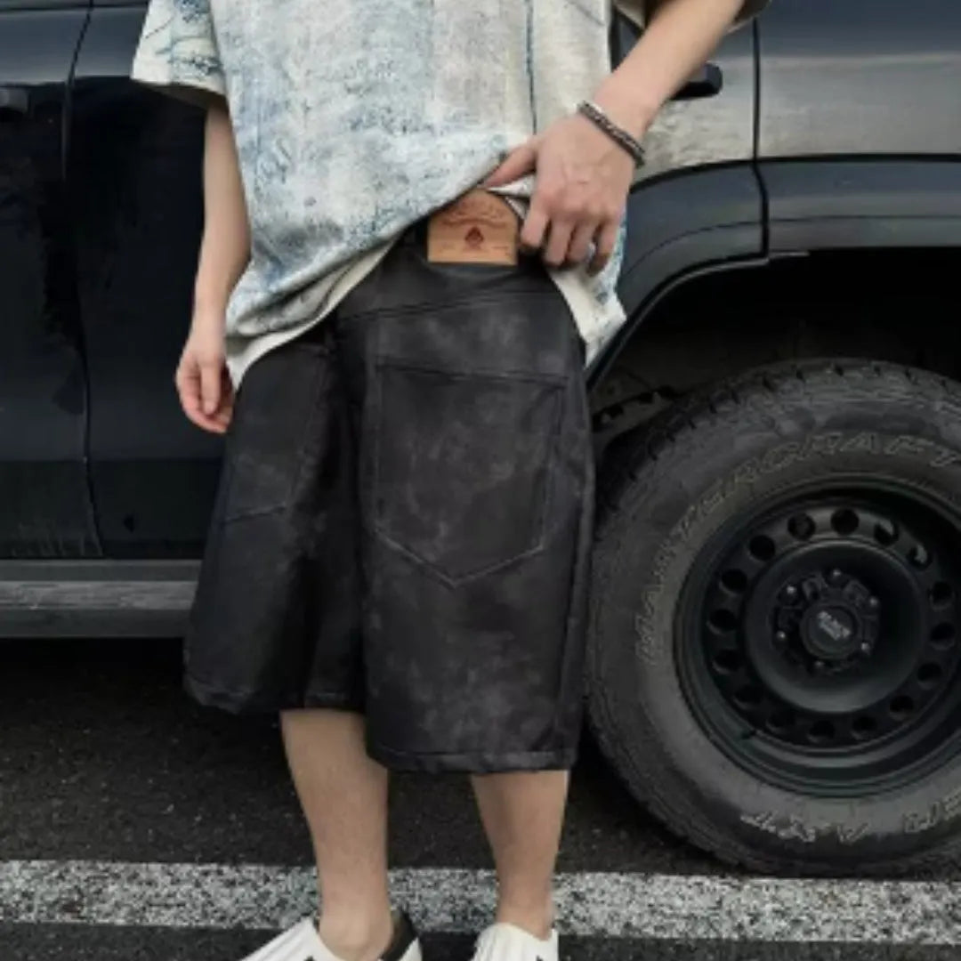 Korean style loose fit solid colour t-shirt with short sleeves and round neck.