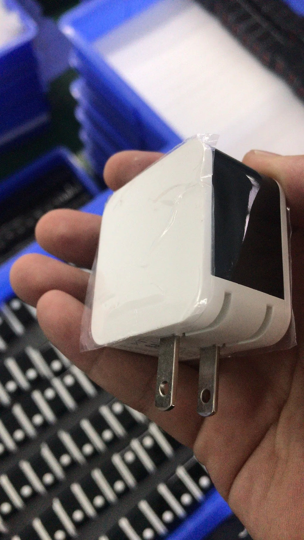 5V 2.4A dual USB fast charger with digital display in black, white or red with international plug