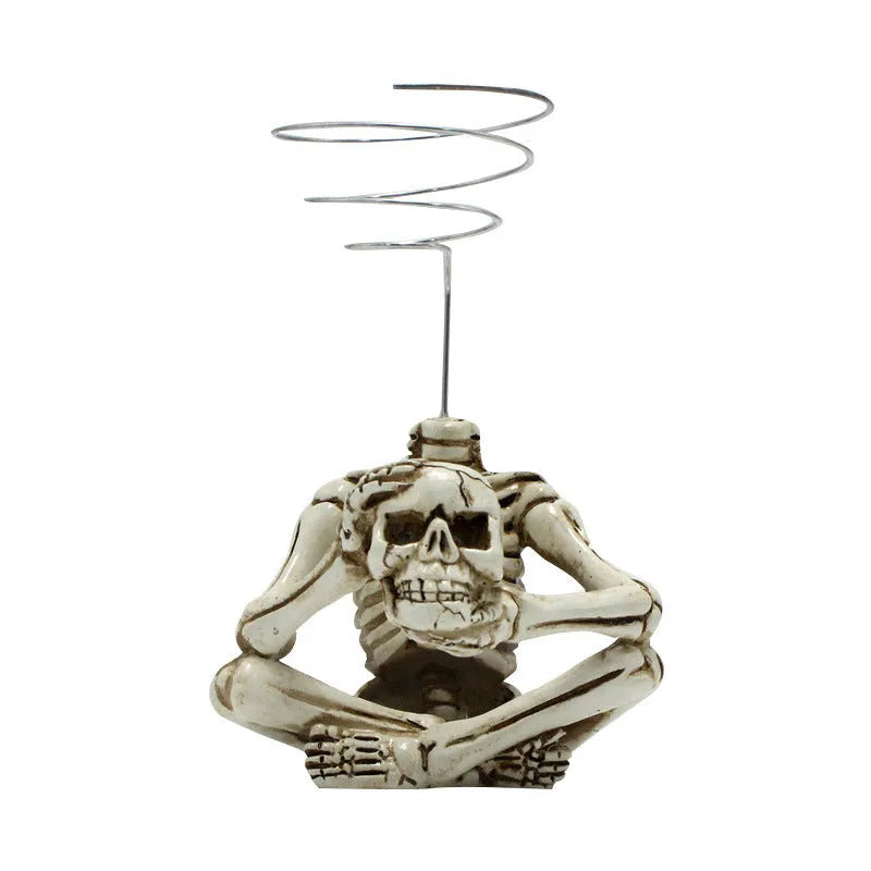 Gothic resin Tillandsia bracket with skull decoration for soilless air plants measuring 7x8x12.5cm