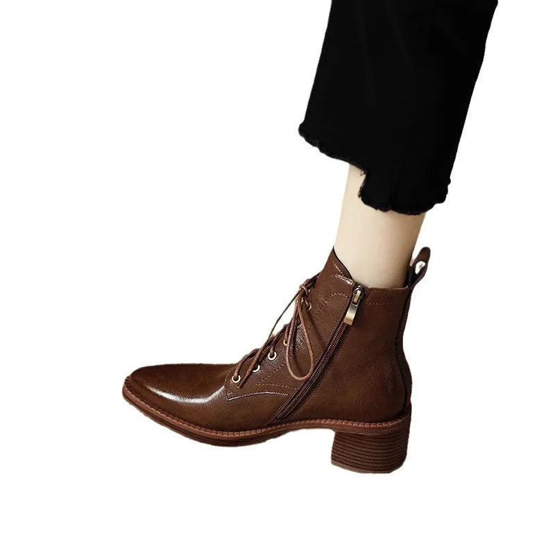 Black women's pointed-toe ankle boots with a PU upper and a 5.5cm heel on a plain background.