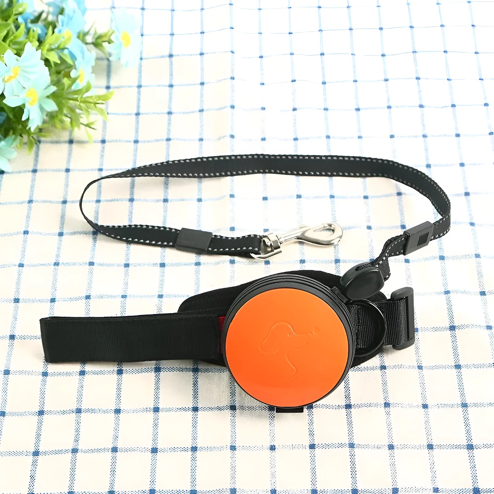 Retractable dog leash extended to 3 metres with automatic mechanism and nylon construction