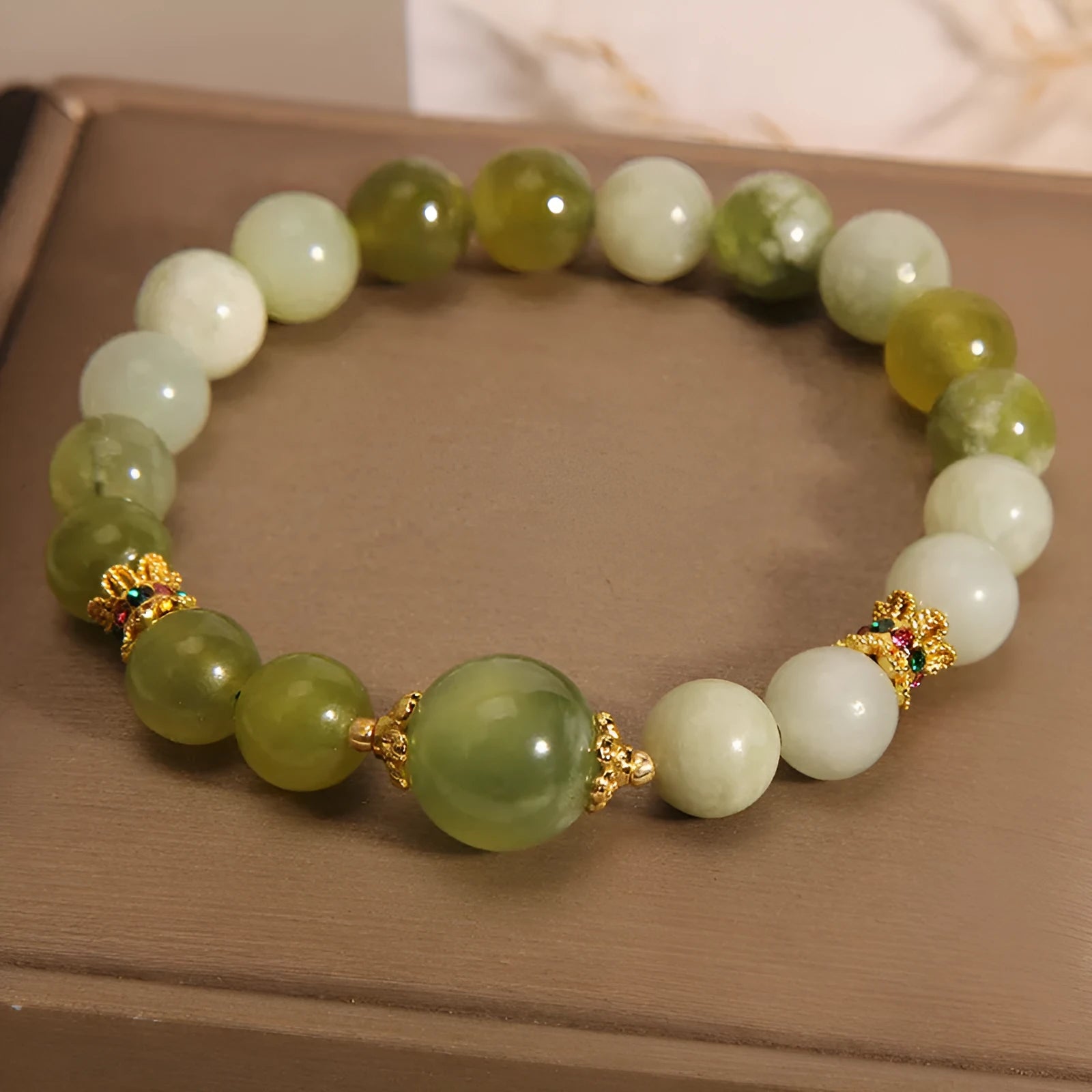 Women's bracelet in Xiuyan jade green colour with original light luxury sweet Mori style design