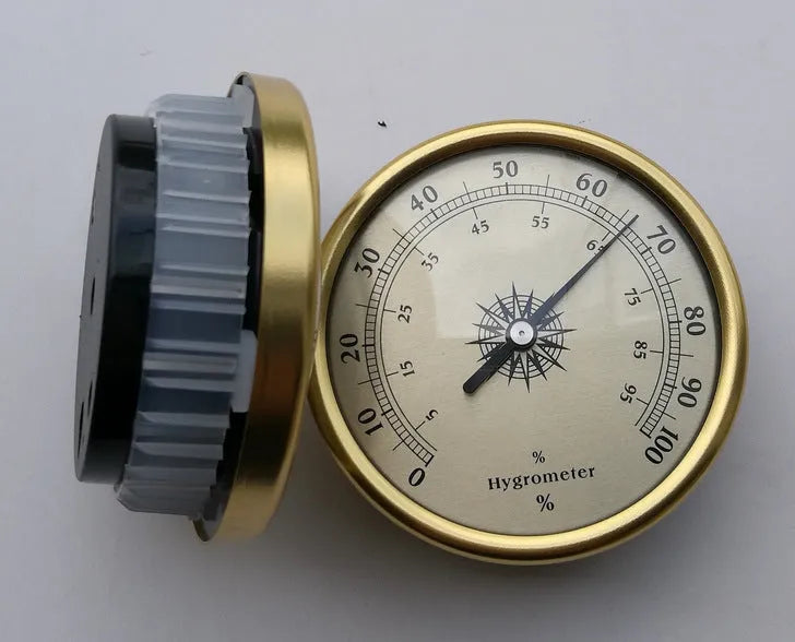 Analogue thermometer and hygrometer with aluminium outer ring and dial