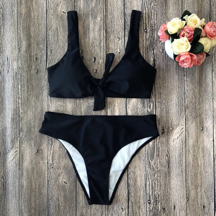 Women's solid colour bikini swimsuit set with matching bra top and bottom in polyester fabric