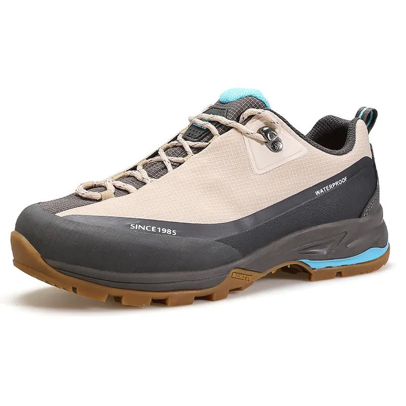 Men's low-top mountain climbing shoes with lace-up front and leather mesh upper