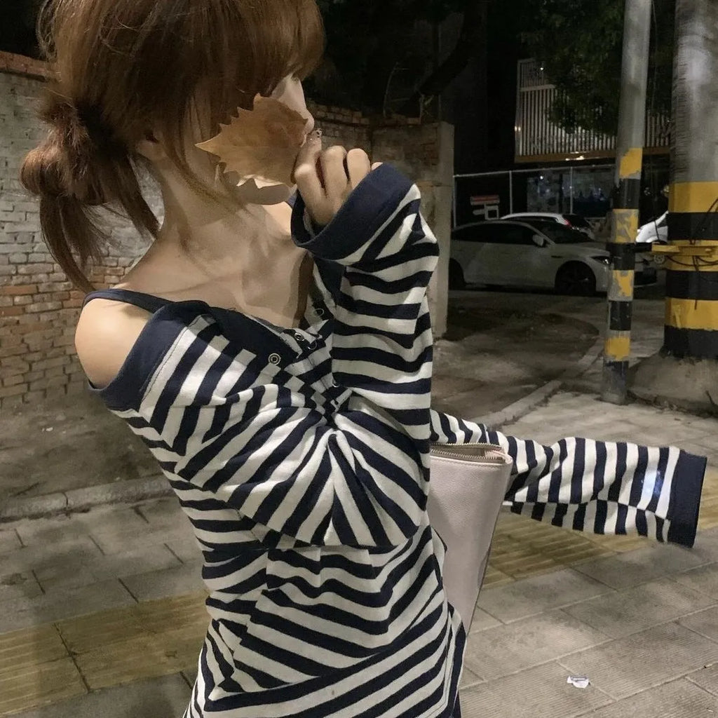 Dark blue Korean-style oversized women's T-shirt with long sleeves, stripe patterns and embroidery details