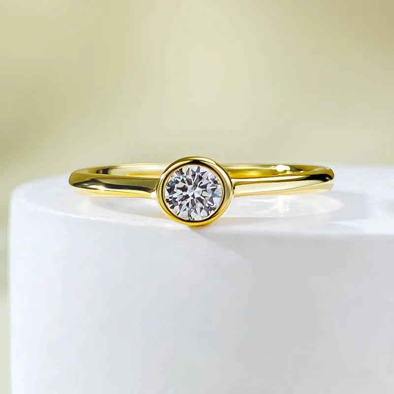 Minimalist crown-shaped silver ring with linear detailing in platinum or gold finish