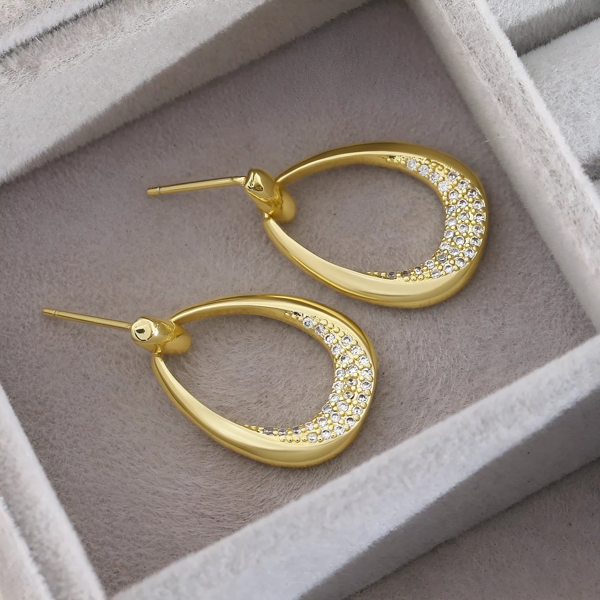 Yellow gold geometric drop-shaped women's earrings with round and oval elements measuring 2.6cm