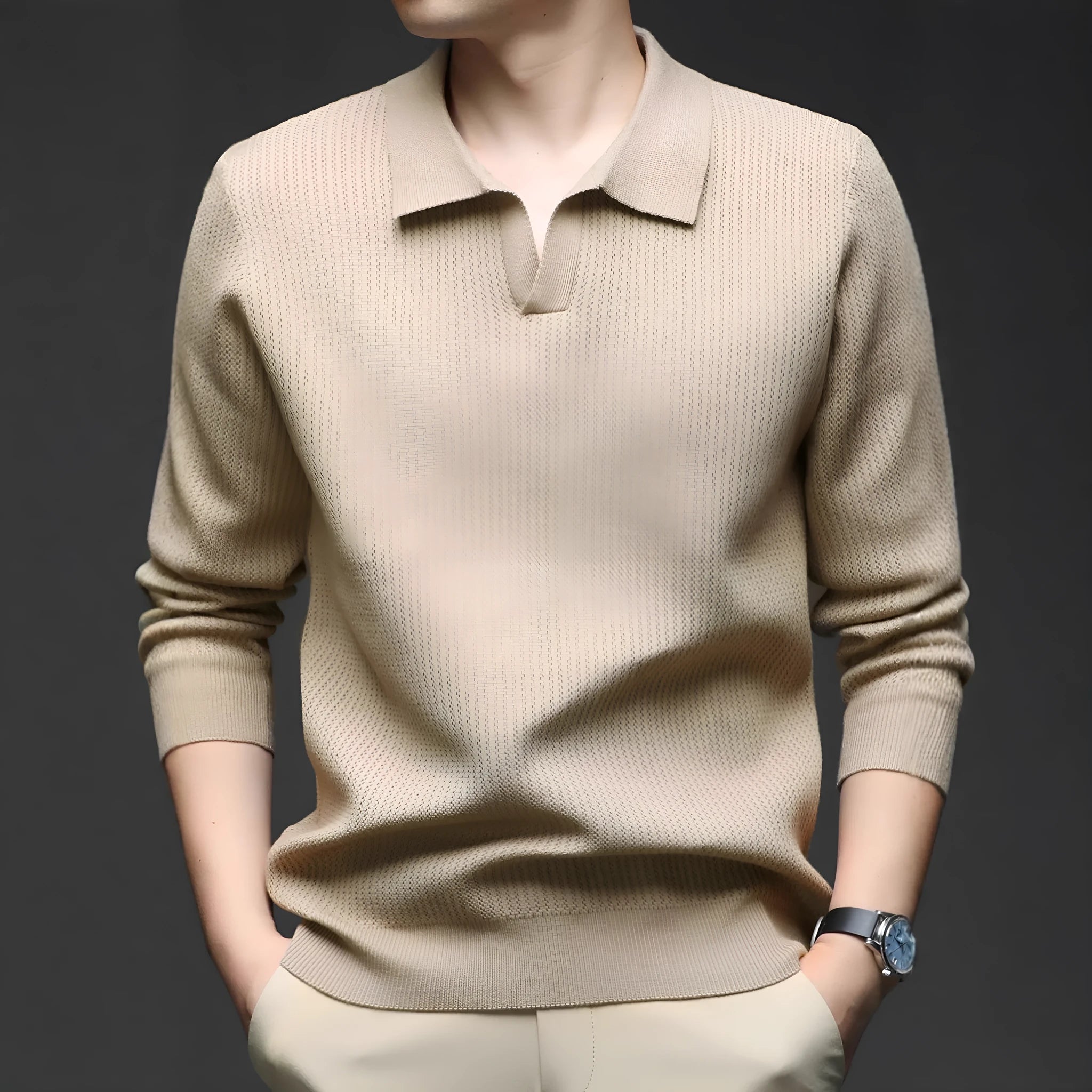 Man wearing a loose-fit camel coloured pullover sweater, casual autumn style