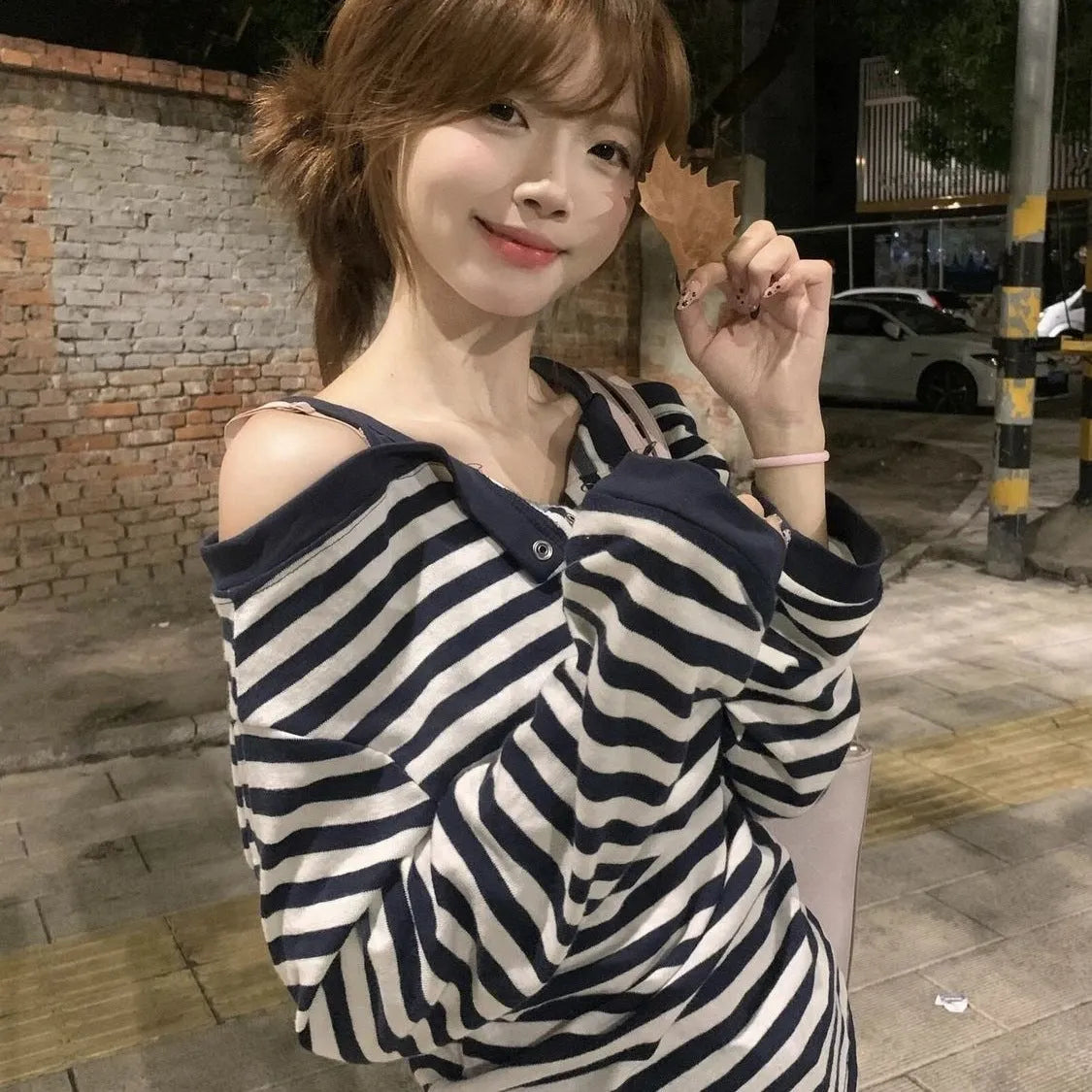 Dark blue Korean-style oversized women's T-shirt with long sleeves, stripe patterns and embroidery details