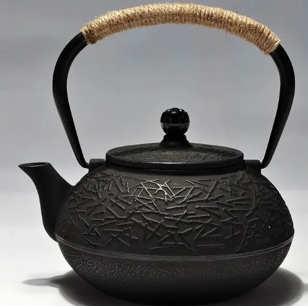 Japanese style cast iron teapot with 0.9 litre capacity in decorative bronze pattern