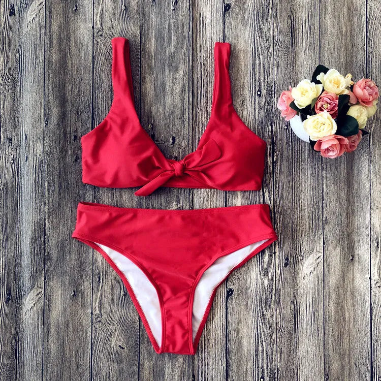 Women's solid colour bikini swimsuit set with matching bra top and bottom in polyester fabric