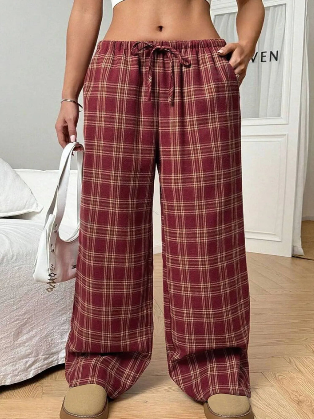 Women's plaid trousers with drawstring waist and front pockets in red colour