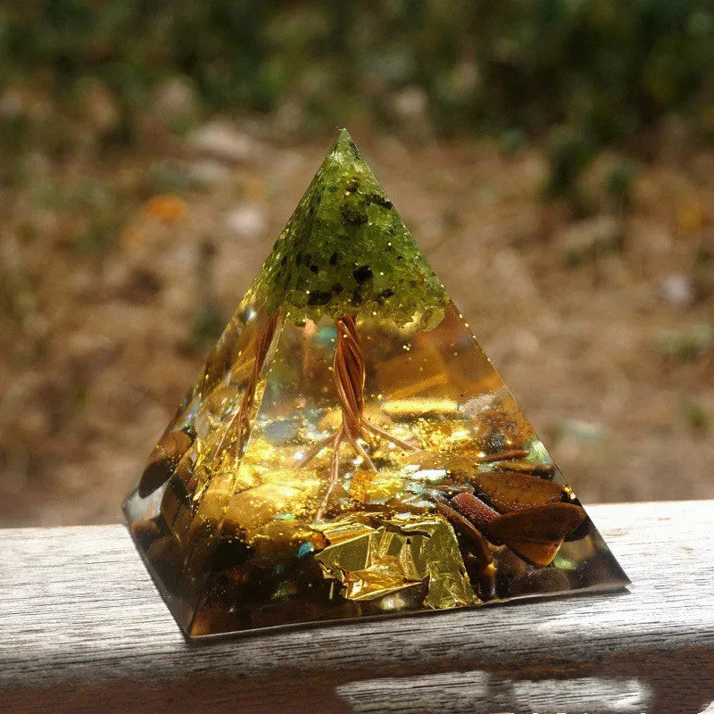 Geometric pyramid resin ornament with crystal gravel in clear epoxy, 6cm decorative piece