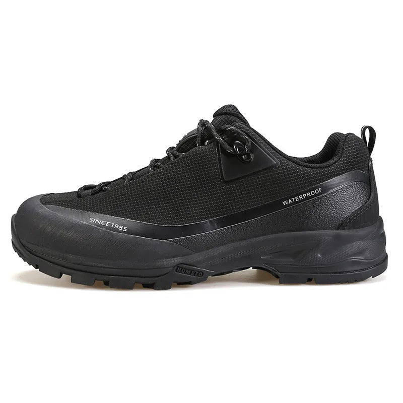 Men's low-top mountain climbing shoes with lace-up front and leather mesh upper