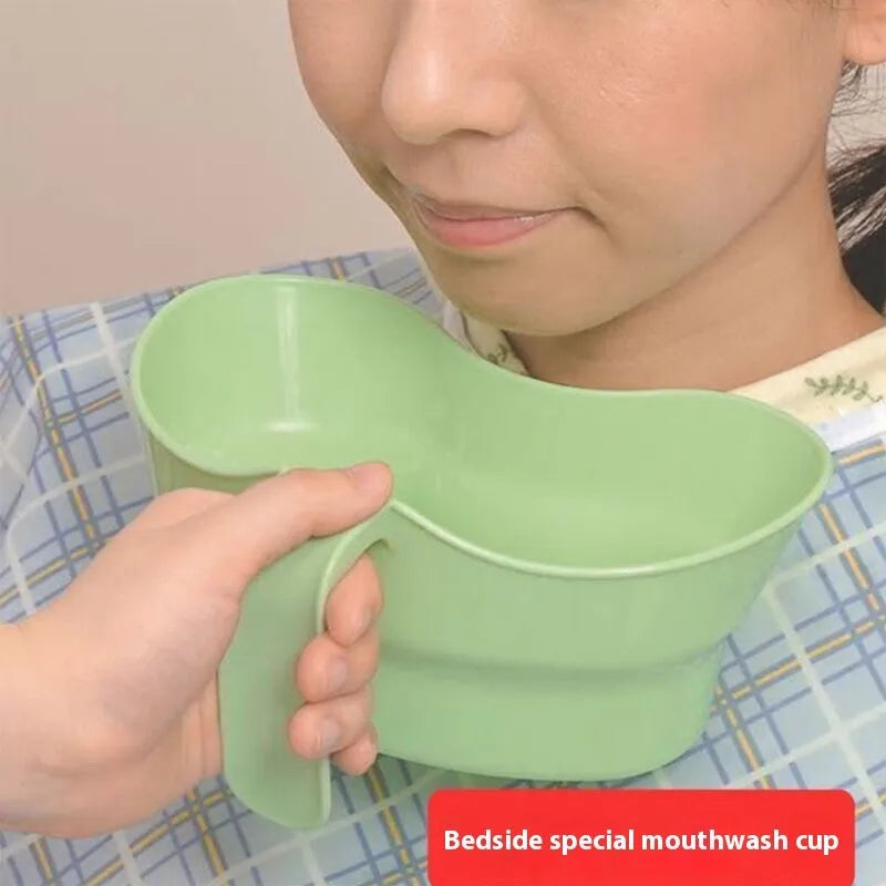 Green plastic gargle cup for bedridden elderly nursing care