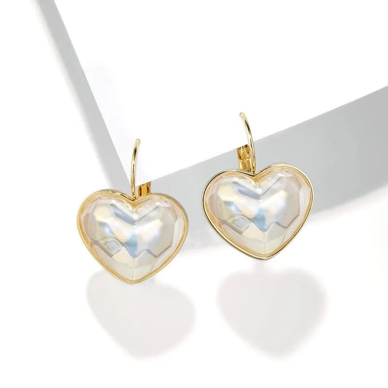 Gold-coloured women's alloy ear clip with natural style and metal decorative details.
