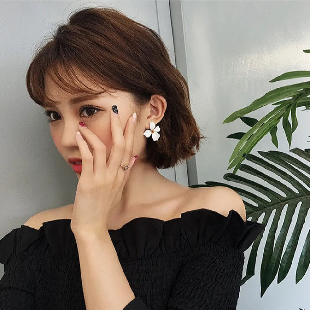 Flower-shaped alloy stud earrings for women in white or pink electroplated finish