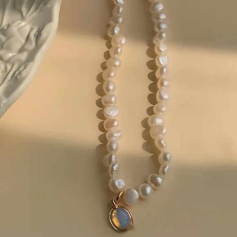 Adjustable French Court vintage pearl necklace with geometric shapes on a 21-50cm alloy chain.