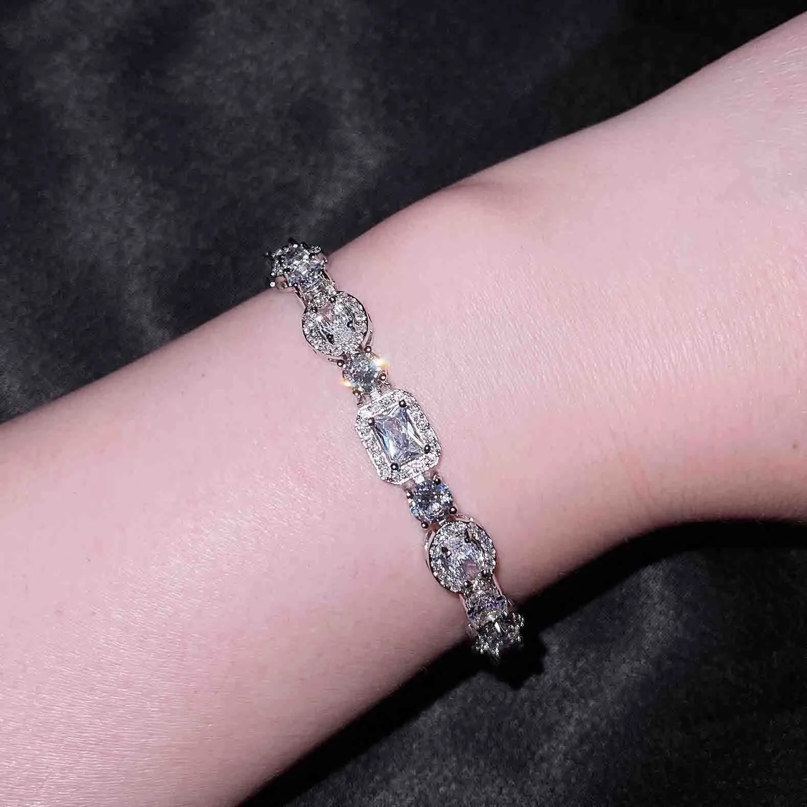 Women's S925 sterling silver-plated bracelet with zircon stones in geometry design